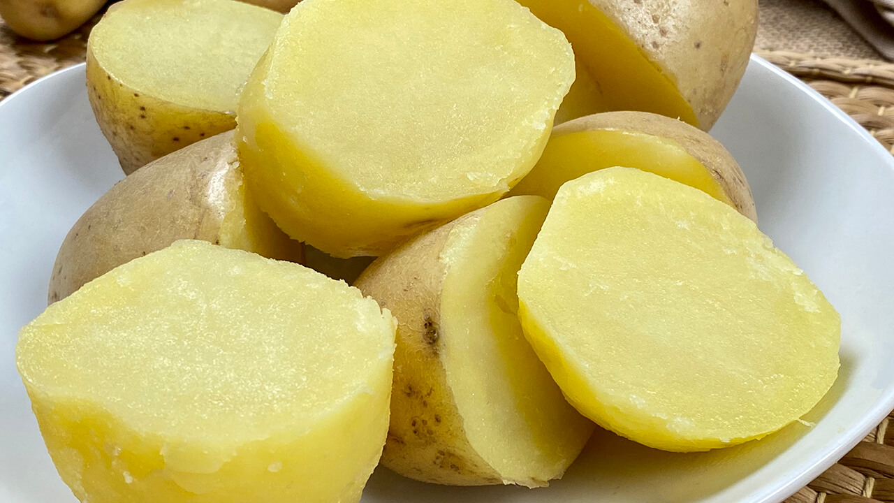 Cómo cocer patatas con piel
