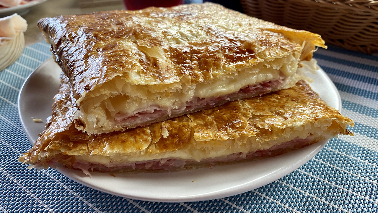 Empanada de jamón y queso lista en pocos minutos