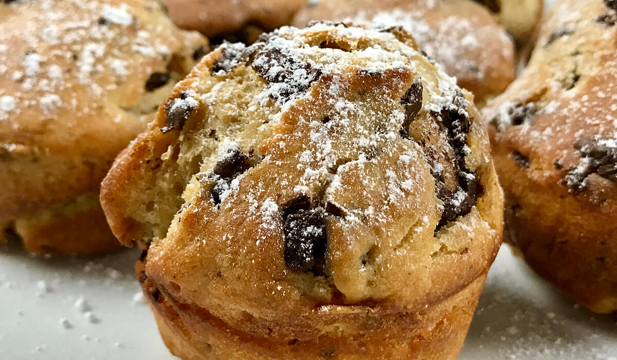 Oliebollen, buñuelos al horno con chocolate y azúcar glass