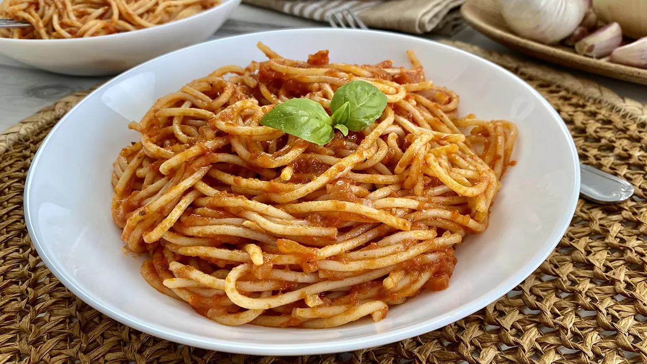 Espaguetis con tomate listos en 15 minutos y con solo 4 ingredientes