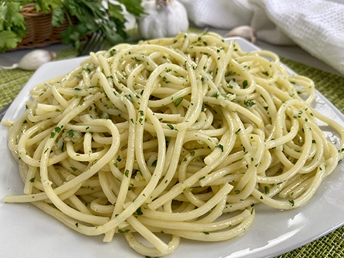 Espaguetis al ajillo, la receta más fácil y rápida