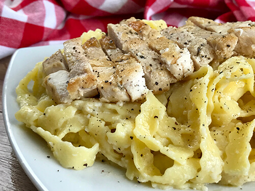 Receta de Fettuccine con salsa Alfredo y pollo. Videos paso a paso